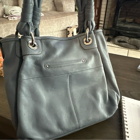 B. Makowsky Elegant Gray Leather Shoulder Bag - Picture 4 of 8